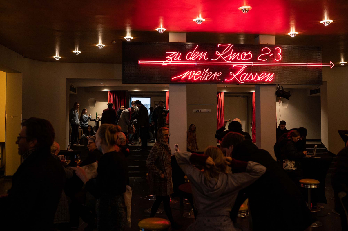 Menschen stehen im Flur eines Kinos